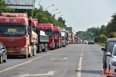 “炎”酷挑战！新港交警热浪治堵，保障道路货物运输